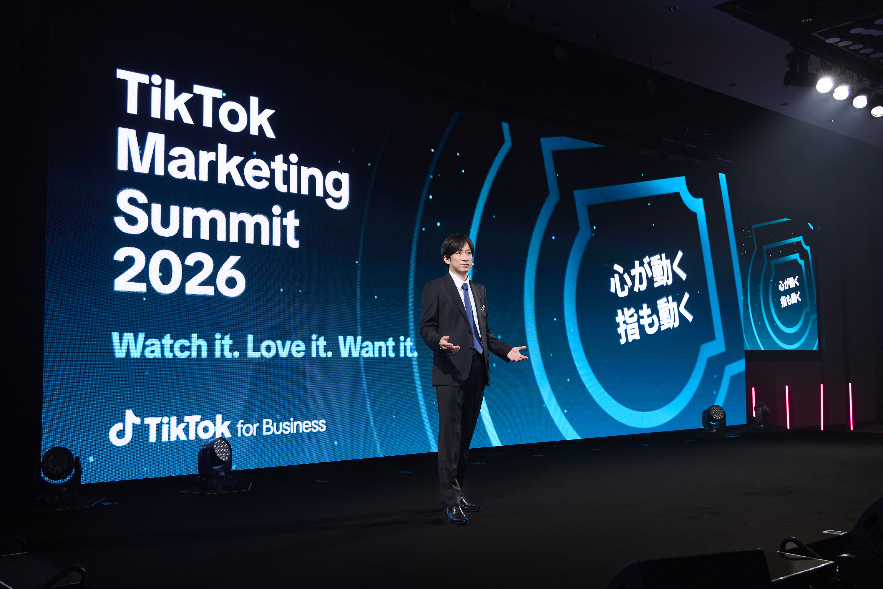 TikTok Marketing Summit 2026の会場で登壇者がステージに立つ様子